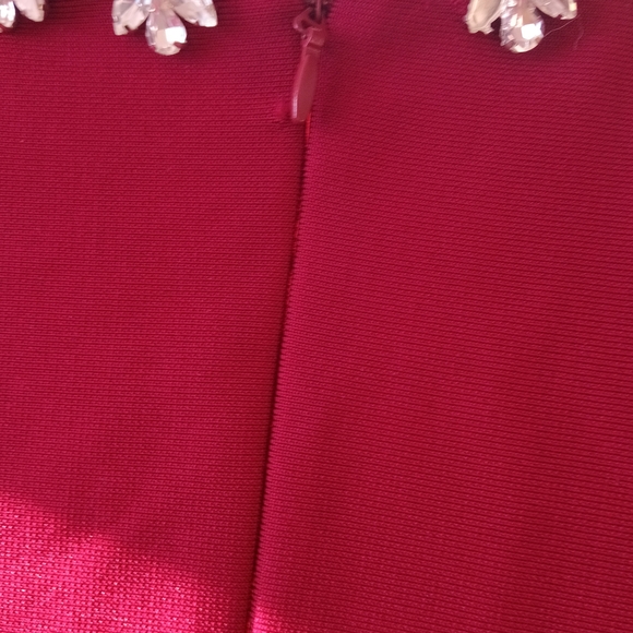 Elegant Red Dress with Floral Embellishments - Picture 4 of 9